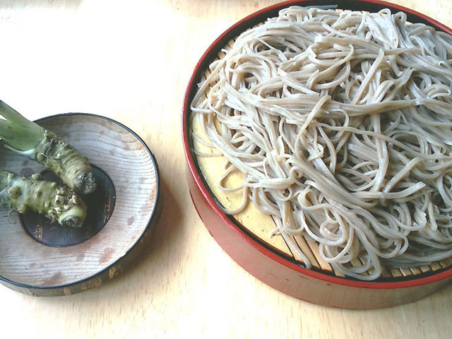 出来上がり。おいしそうな蕎麦に高級なわさびを添えました。_体験倶楽部 道祖神