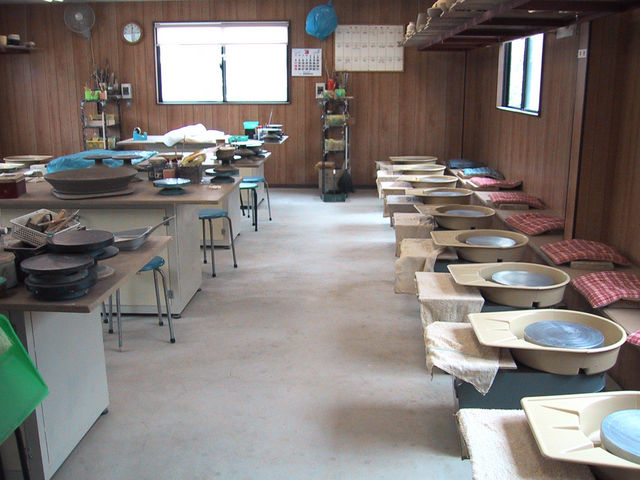 電動ロクロで制作する
明るくて広い作陶室
ゆっくり落ち着いてモノづくりに集中できます_神戸芸術学林陶芸教室