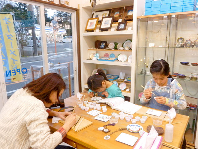 家族みんなで絵付け体験。今このときだけの「宝もん」づくり。_湘南七宝燒