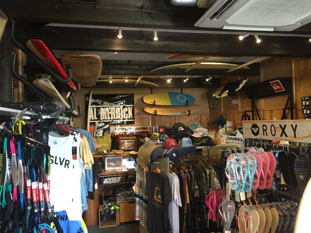 店内にはサーフィングッズからインテリア、ファッションまでたくさん_DearSurf