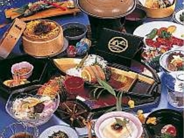 彩り鮮やかな会席料理に舌鼓_リバーサイドホテル 山水館