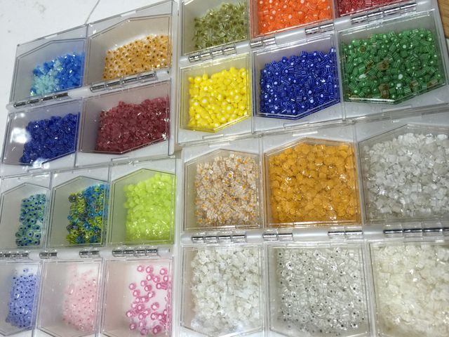 カラフルな模様を選んでとんぼ玉に埋めましょう!_Glass Studio Hand 柳町工房