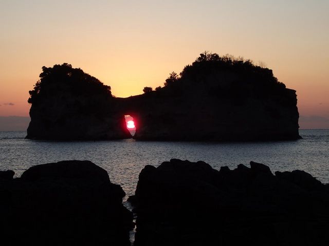 円月島の穴に沈む夕日_グラスボート
