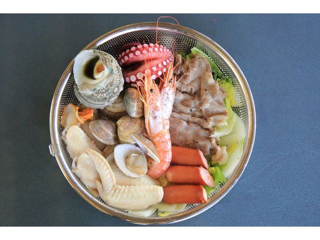 持込み食材(例)
海鮮や肉、野菜など豪華盛りも!
車で2分にスーパーがあるので、現地調達もできますよ_神丘温泉 豊山荘 地獄蒸し部