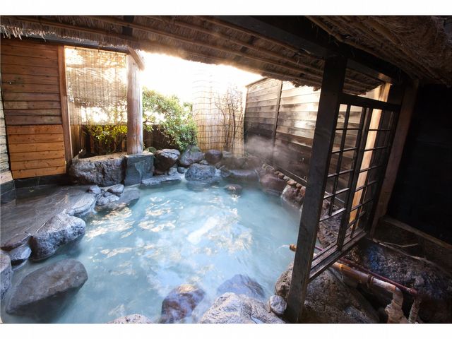 貸切露天風呂
外気に触れて熟成した温泉のトロミが楽しめますよ。大人3〜4名でも余裕の広さ_神丘温泉 豊山荘 地獄蒸し部
