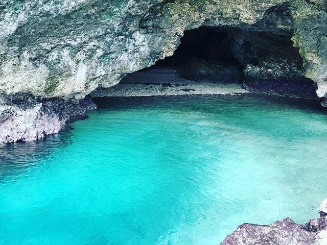 石垣島の青の洞窟!神秘的な景色を楽しもう!シュノーケリングは洞窟の前で行います!_AXIZ