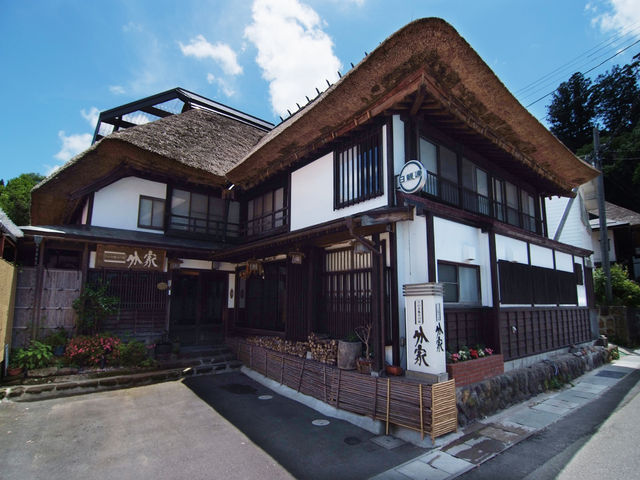 茅葺屋根に守られた築140年の古民家の宿_ひのき風呂の宿 分家