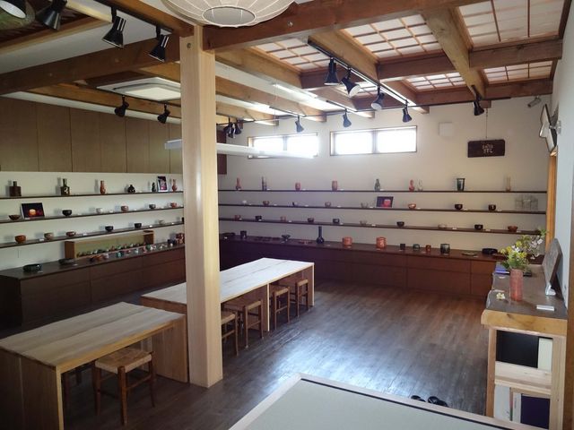 工房内には作品の展示販売も行っております。_安加比古窯