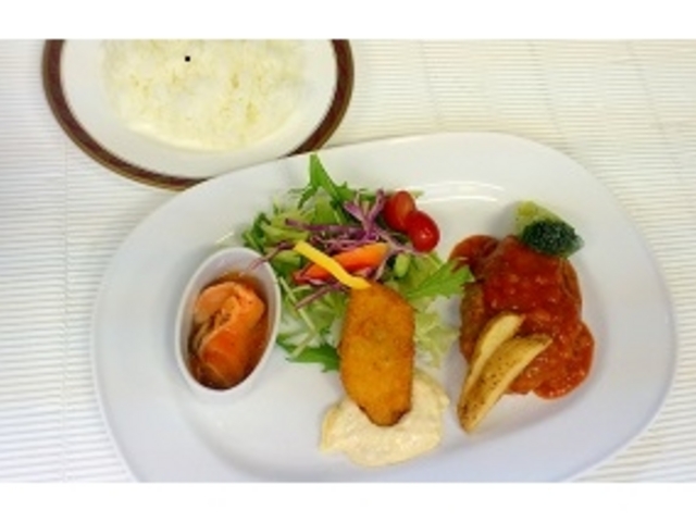 ☆トマトハンバーグランチ☆_ミルク工房奥越前六呂師高原の時計台