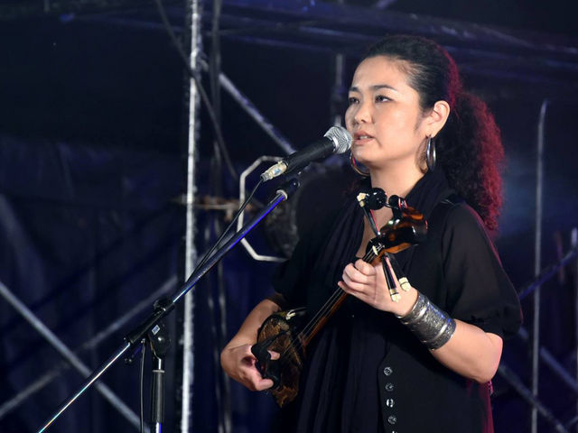 沖縄ワールドミュージックアーティスト新垣睦美の本格三線体験