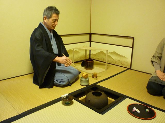 お茶会で亭主によるお点前が見られます。_喫茶去庵