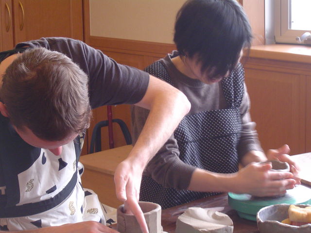 土と向き合っていると日常を忘れ作陶に集中できます。土の感触に癒されてください。_志々陶 shishitou