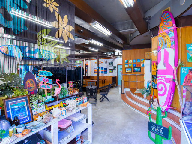 南国感溢れる鮮やかなショップ♪_冒険島 沖縄総合アウトドアツアー専門店