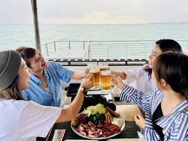 夕陽を眺めながら船の上でBBQ!みんなで乾杯_トムソーヤマリンショップ