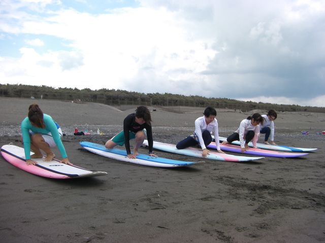 サーフィン初めは陸で立つ練習!_ROCK GARAGE SURF AND SPORTS