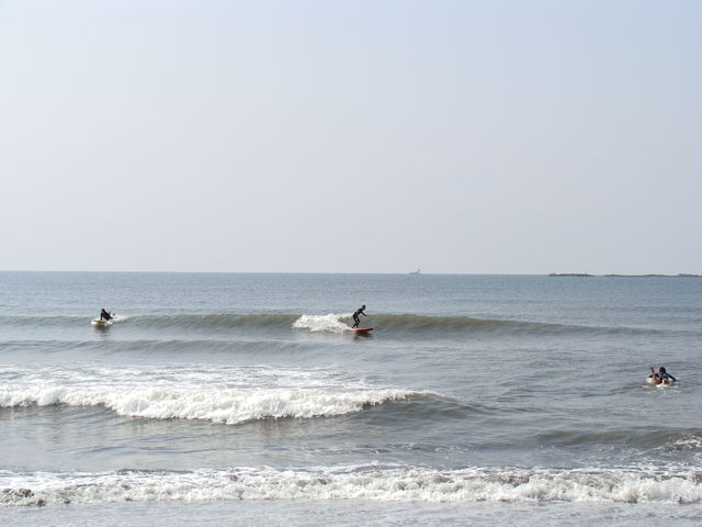 人の少ないいい波を探しますので初心者でも安心です_ROCK GARAGE SURF AND SPORTS