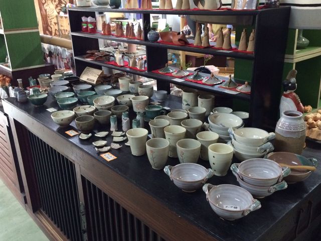 店内にはお皿や茶碗も!_青山窯