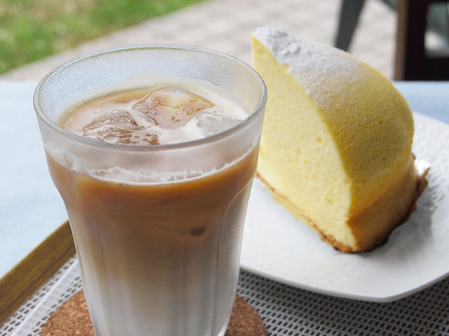 店内にはカフェコーナー(約30席)もあり、ケーキセットが660円(税込)でお得です。_山鹿和栗洋菓子店An(杏)