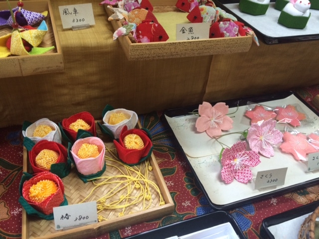色とりどりのお花をモチーフにしたにおい袋がずらり!これがすべて手作りなんて驚きです。_におい袋 ゆりの
