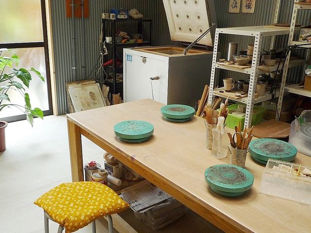織屋建て町家の光が差し込む奥の土間で体験していただきます_米澤工房
