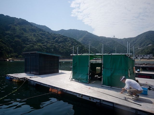 筏にトイレも完備してます。左側の建屋_フィッシングパーク錦