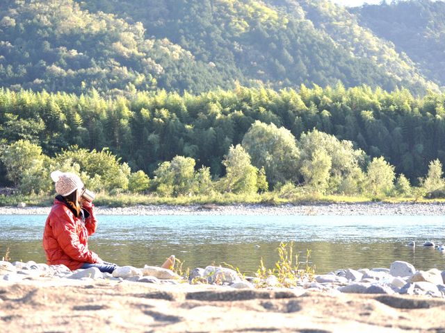 「川でこんな事がしてみたい!」の要望に柔軟にお応えしています(写真は冬のドリップコーヒー体験)_天然鮎専門 結の舟