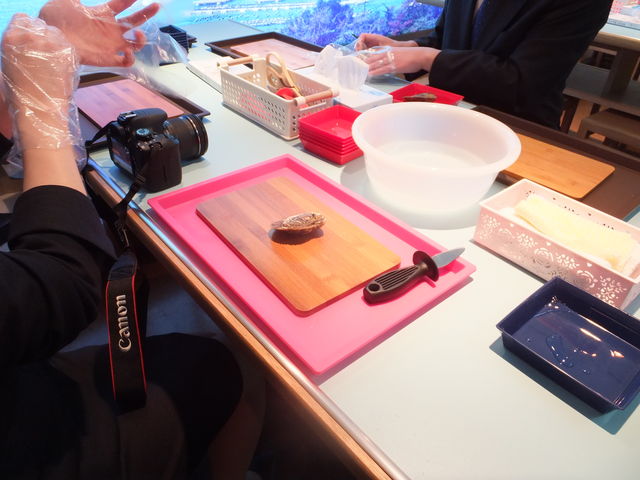 専用の道具を使い、まな板の上でアコヤ貝を開けてみましょう。_有限会社菊池パール