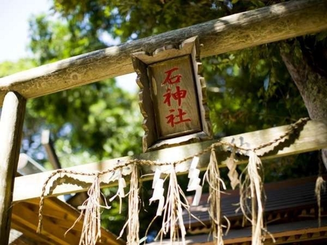 女性の願を叶えるという『石神さん』へ車で焼く3分_情景の宿あづま