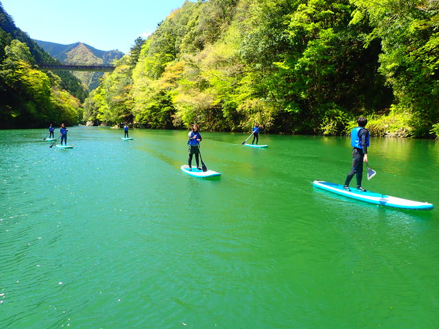今大人気のSUPツアー。
穏やかな湖でのツアーだから、初心者でも安心してご参加いただけます。_グランデックス奥多摩ベース