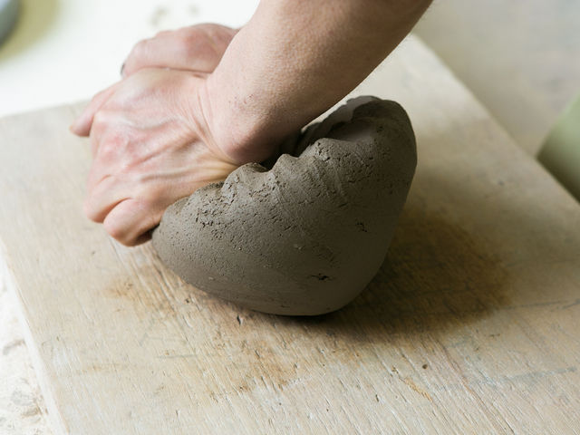 下準備の「菊練」は技術が必要な、また、重要な下準備なので講師が行います!_ゆがわら万葉荘・万緑窯