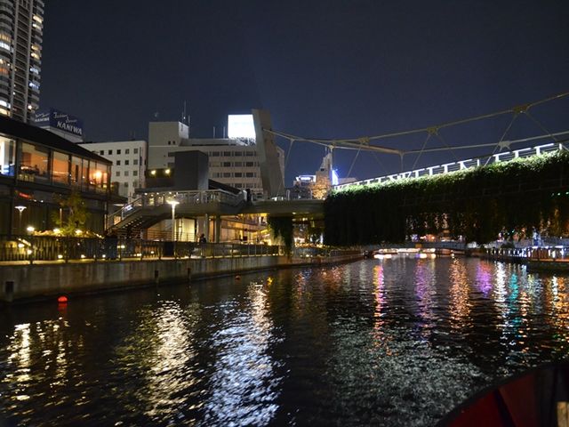 湊町船着場前。キャナルテラス堀江と浮庭橋のライトアップがムーディ★_とんぼり River JAZZ Boat(とんぼりリバージャズボート)