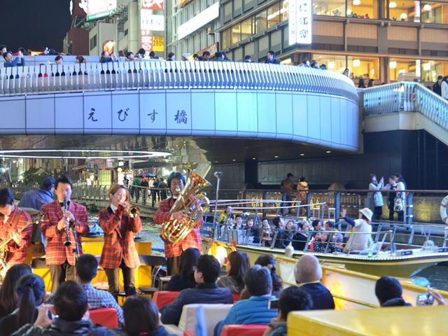 えびす橋には人がいっぱい、道頓堀川には船がいっぱい!間違いなく目立ちます☆_とんぼり River JAZZ Boat(とんぼりリバージャズボート)