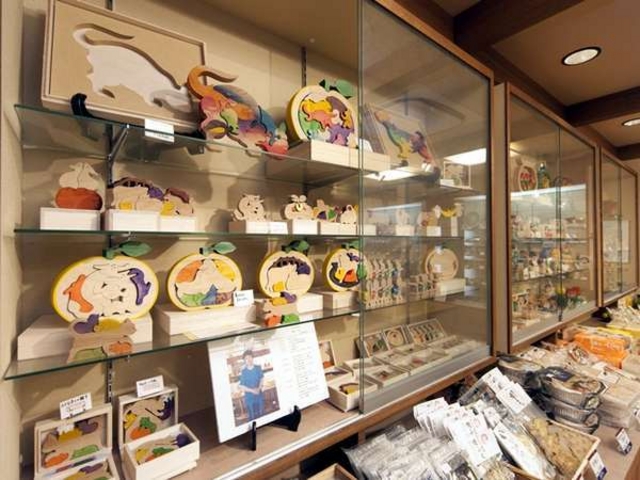 ギャラリー【組み木】/様々なおもちゃの組み木を展示販売してます。国産広葉樹を使用し手作業で仕上げ_はぎ温泉 宵待ちの宿 萩一輪