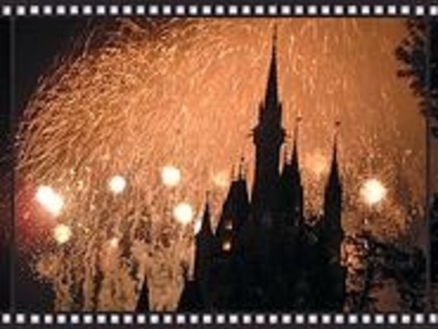 天候や時間帯・シーズンに恵まれれば東京ディズニーリゾートの花火がご覧頂ける場合がございます!_船宿西野屋(屋形船西野屋丸/江戸もんじゃ武蔵丸/釣り船西野屋)