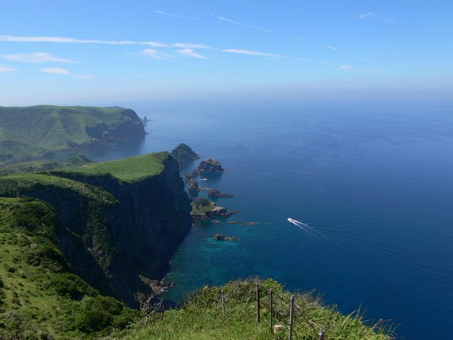 摩天崖展望所駐車場より徒歩5分。257mからの風景は隠岐を代表する景観。_西ノ島町観光協会(レンタサイクル)