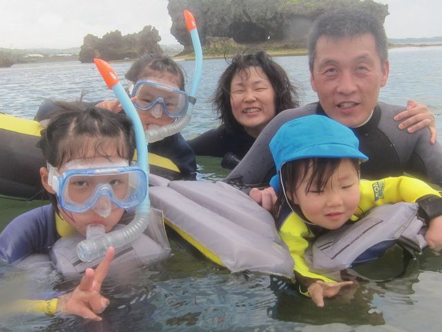 ファミリースノーケルでは小さなお子様も一緒にインストラクター貸切で安心して楽しめます_ダイビングサービスあいる・ぷまんどぅ