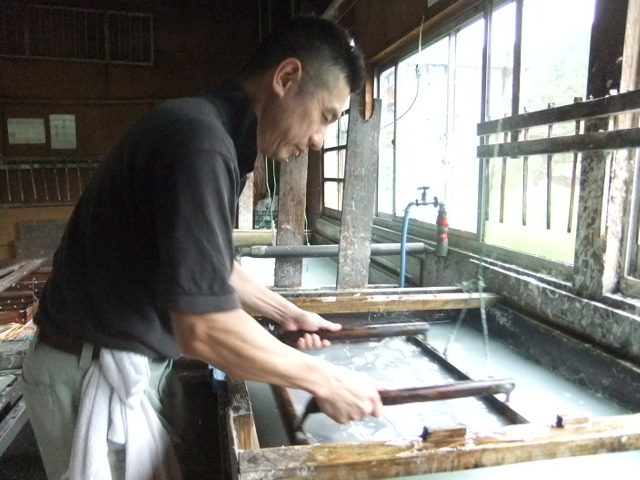 このような感じで手漉き和紙を漉いていただきます。_筑前秋月和紙処