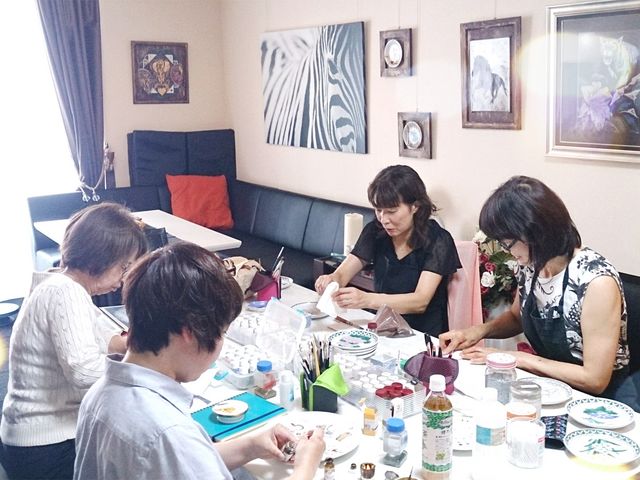 教室風景2_ルナポーセリングループ・二子玉川校〜陶絵付け・ポーセラーアーツサロン
