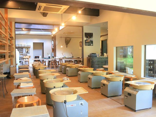 店内風景
ロクロ台数20
その他席数25_陶芸工房えんのかま