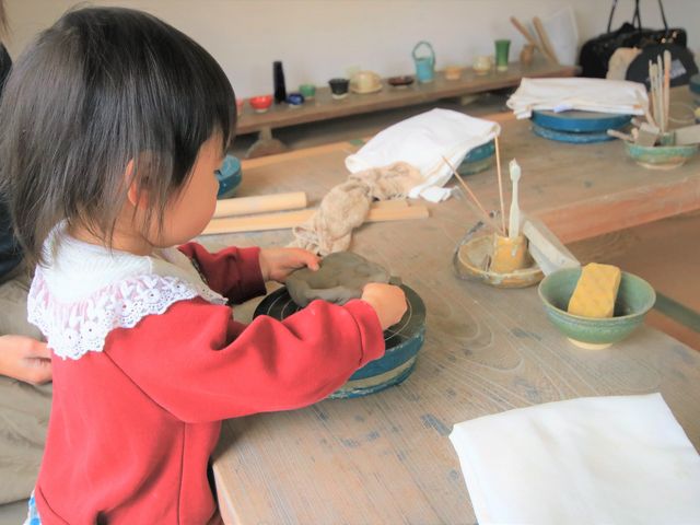 小さなお子様も楽しんで体験できます♪_陶芸工房えんのかま