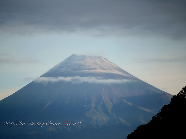 海の向こうにはくっきり富士山も。_井田ダイビングセンター