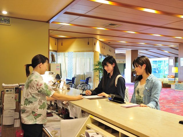 フロントカウンター(夏)_仙台・秋保温泉ホテル華乃湯