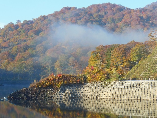 すこし足を延ばすと絶景のダムが!新緑の季節や紅葉の季節もおすすめです。_佐藤漆工房