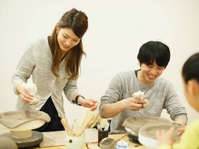 横並びになったり、向かい合ったりゆったりとした空間で陶芸体験していただけます。_TOKONAME STORE