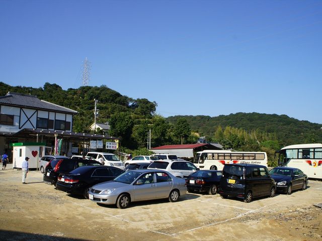 広々とした駐車スペース。
畑まで徒歩1分。_平岡農園