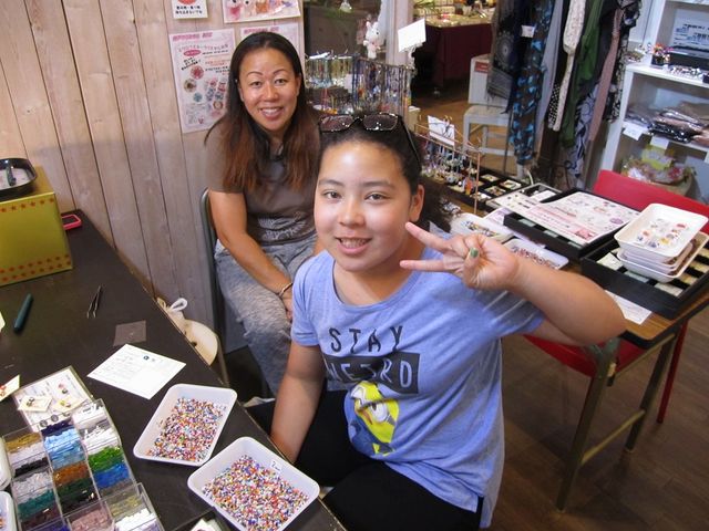 海外からのかわいいお客さま!ヴェネチアンガラス体験してくれました♪_神戸クリスタル80