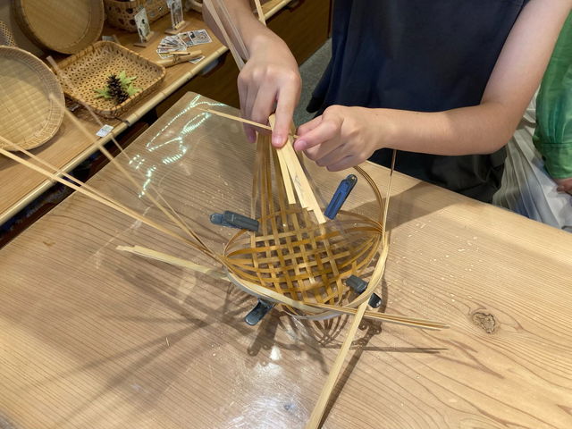 竹ひごをまとめて順番に組み上げていきます。_いしかわ竹乃店嵐山本店