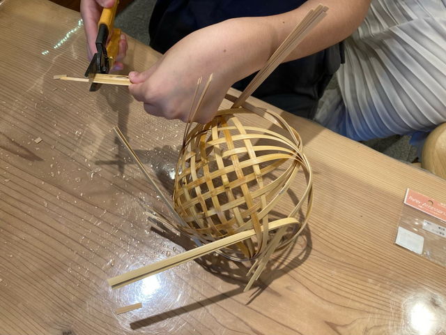 竹ひごを結んだり、編んだりを繰り返します。だんだんと籠らしくなってきました。_いしかわ竹乃店嵐山本店