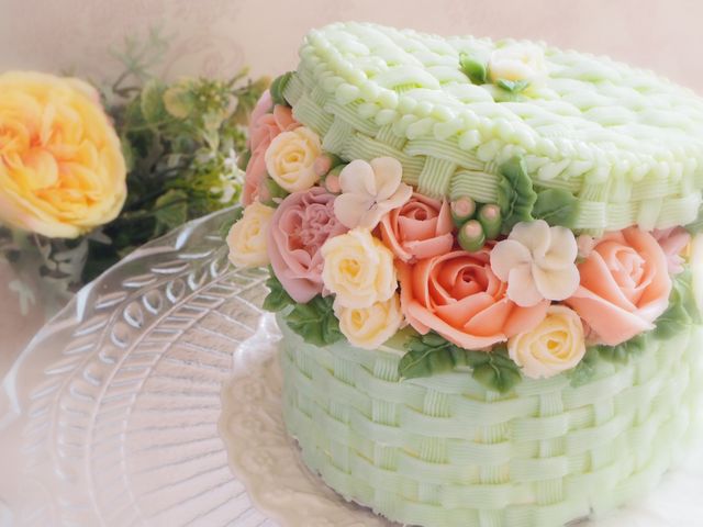 スポンジケーキにクリームでお花やバスケットを絞ってデコレーションするフラワーケーキ。資格取得コースもあります。_お菓子教室Epiphanie〜エピファニー