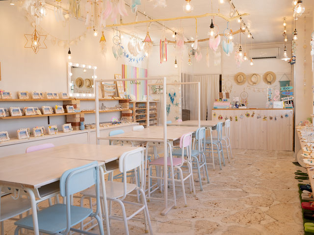 ナチュラルカラーのおしゃれな店内。綺麗な作業スペースで制作に集中出来ます。_Kanoa Okinawa 恩納村店